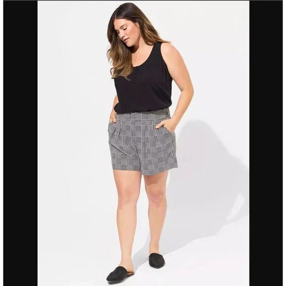 Torrid Black Challis Top 5X 28 Henley Button Sleeveless Blouse Pocket Casual NWT - Picture 2 of 8